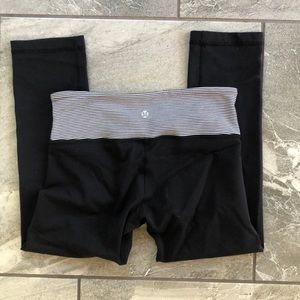 🍋 Lululemon black and white crops size 6